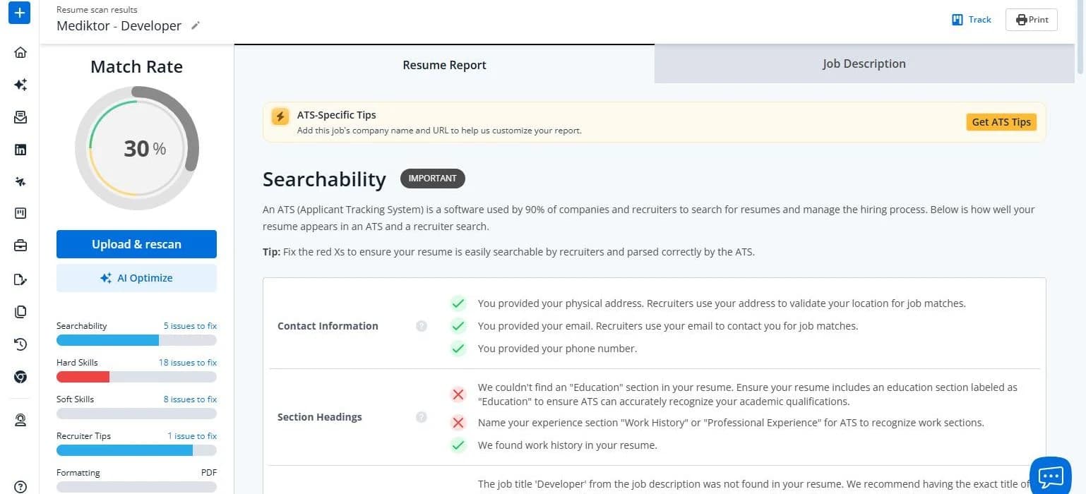 Análisis de CV de Jobscan para un puesto de Developer en Mediktor: un 30% de coincidencia con los problemas por categoría, y el informe de Searchability revisando información de contacto y encabezados de sección con checks verdes y X rojas