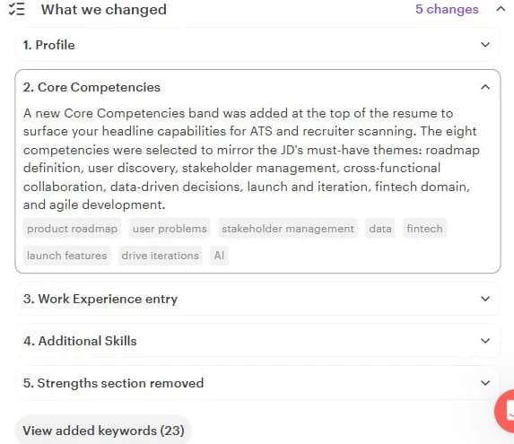 Panel «What we changed» de Kickresume listando cinco cambios al adaptar un CV a una oferta, con etiquetas de palabras clave para la sección de Competencias Clave