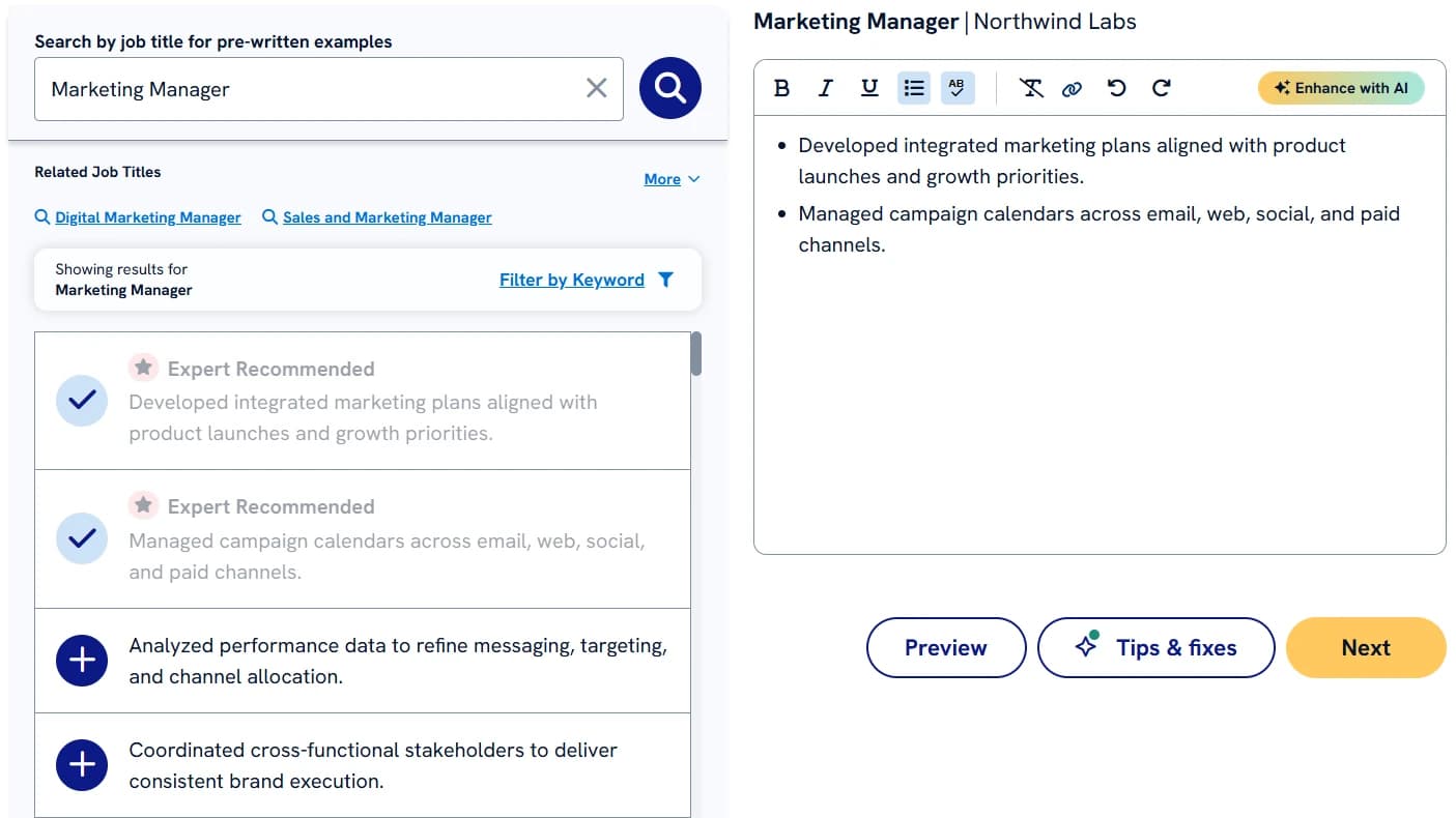 Paso de experiencia de Zety para un puesto de Marketing Manager: una búsqueda por puesto con una lista de frases ya redactadas, dos de ellas ya añadidas al texto del CV de al lado y el resto con un botón de más